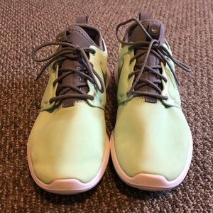 NWOT Mint green Nike’s